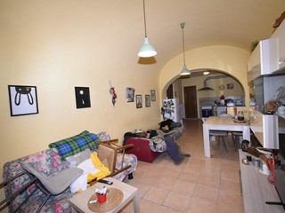 Appartamento in Vendita a Lucca, zona Montuolo, 135'000&euro;, 205 m², con Box