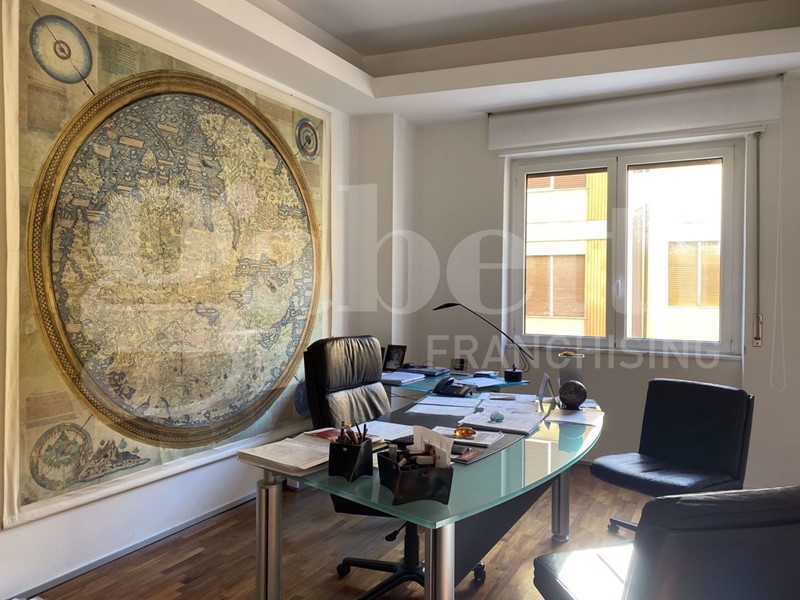 Ufficio in Vendita a Avellino, 170'000€, 115 m²