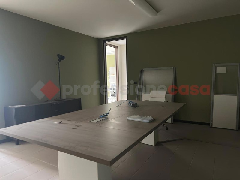 Ufficio in Affitto a Arezzo, 750€, 115 m²