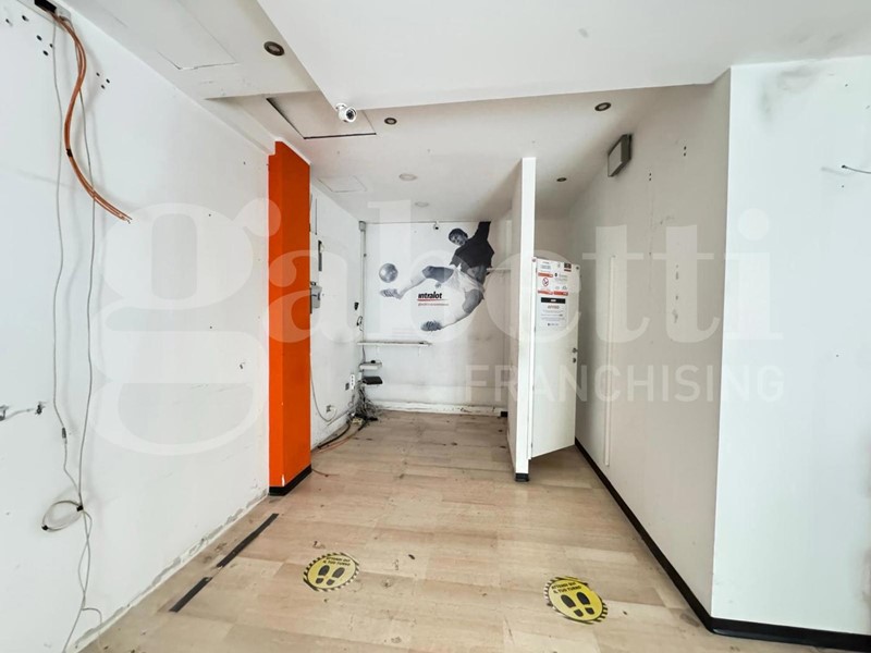 Negozio in Affitto a Bari, 750€, 60 m²