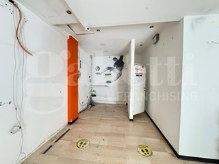 Negozio in Affitto a Bari, 750€, 60 m²
