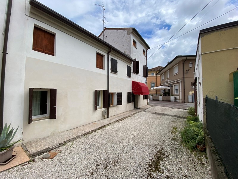 Casa Indipendente in Vendita a Noventa Vicentina, 95'000€, 180 m²