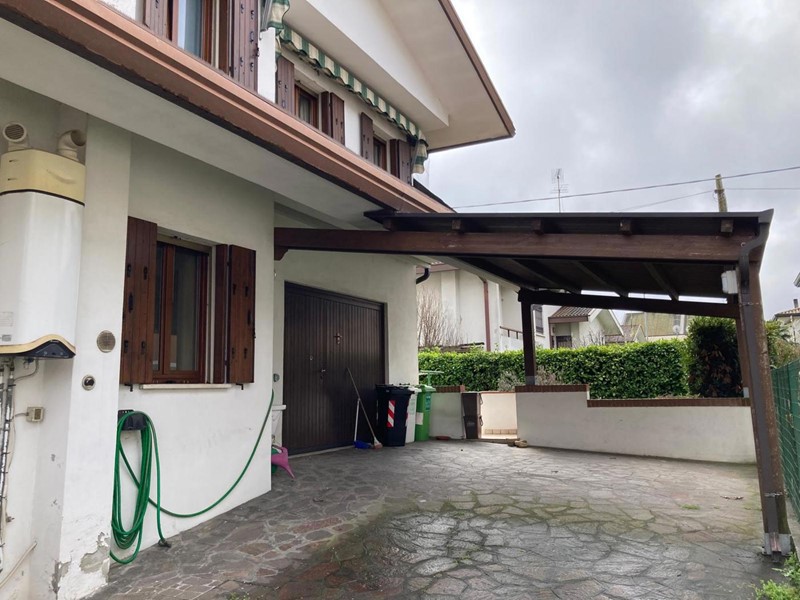 Villa in Vendita a Adria, 299'000€, 288 m²