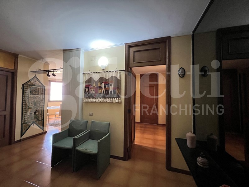 Ufficio in Affitto a Formia, 900€, 120 m²