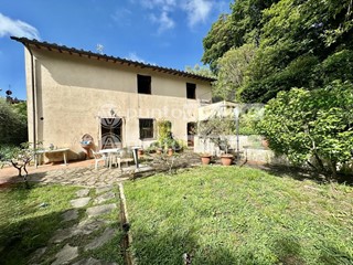 Casa di corte in Vendita a Capannori, zona Gragnano, 348'000€, 170 m²