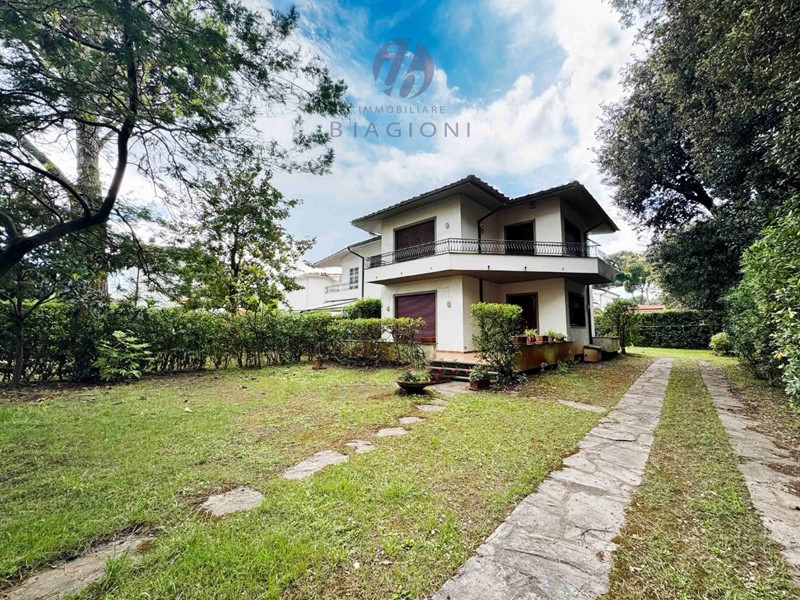 Villa bifamiliare in Vendita a Pietrasanta, zona Tonfano, 800'000€, 188 m², arredato