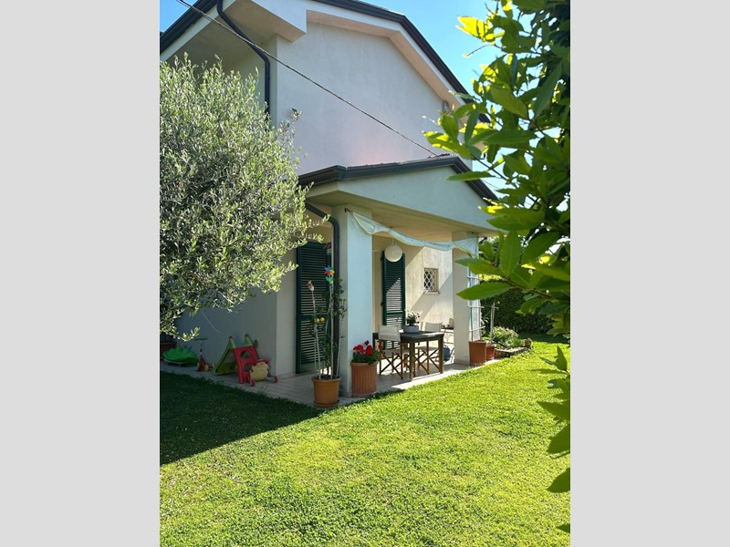 Villa bifamiliare in Vendita a Capannori, zona Camigliano, 465'000€, 140 m², arredato, con Box