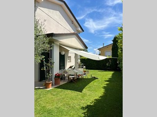 Villa bifamiliare in Vendita a Capannori, zona Camigliano, 465'000€, 140 m², arredato, con Box