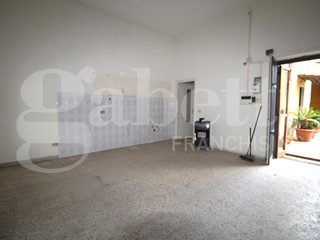 Magazzino in Vendita a Arzano, 36'000€, 68 m²
