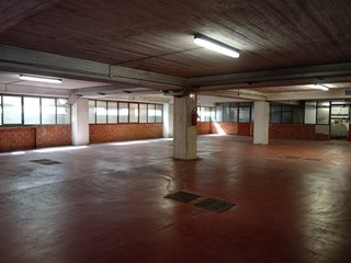Capannone in Affitto a Pero, 2'300€, 400 m²