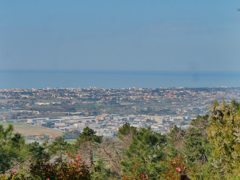 Casale in Vendita a Massarosa, zona Corsanico, 2'200'000€, 300 m²