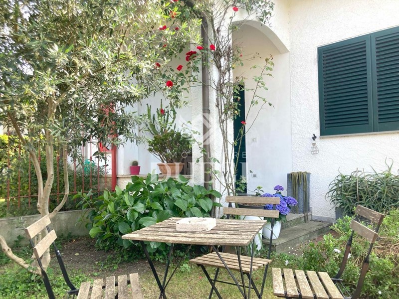 Villa bifamiliare in Vendita a Viareggio, zona Torre Del Lago Puccini, 289'000€, 105 m², arredato