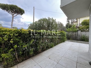 Trilocale in Vendita a Massa, zona Ronchi, 239'000&euro;, 65 m², arredato