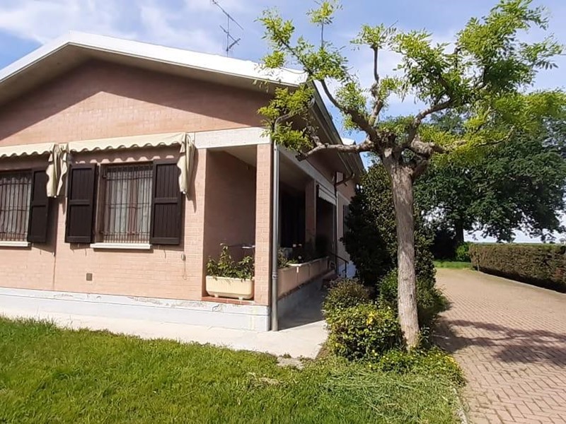 Casa Indipendente in Vendita a Reggio Emilia, 440'000€, 300 m², arredato, con Box