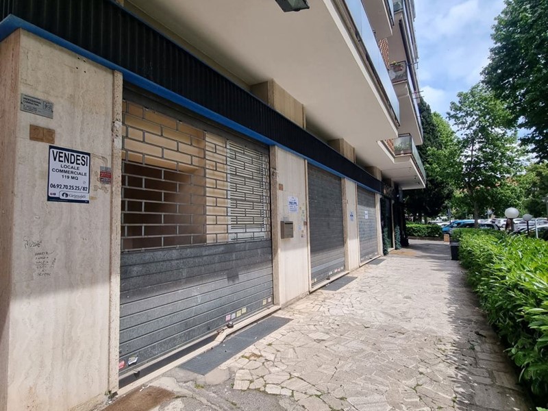 Negozio in Vendita a Aprilia, 200'000€, 119 m²