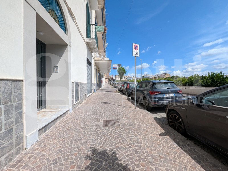 Negozio in Affitto a Bacoli, 780€, 70 m²