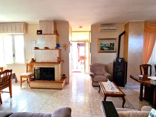 Appartamento in Vendita a Mondragone, zona VIA E DE FILIPPO , 135'000€, 140 m²