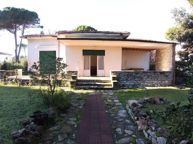 Villa in Vendita a Pisa, zona Tirrenia, 550'000€, 150 m², con Box