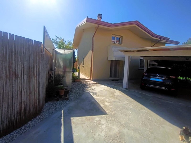 Villa in Vendita a Montignoso, zona Renella, 510'000€, 186 m², arredato