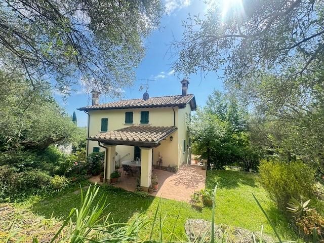 Villa in Vendita a Pietrasanta, zona Pontearanci, 1'200'000€, 200 m², arredato, con Box
