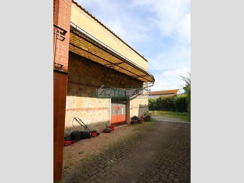 Magazzino in Affitto a Buti, zona Cascine, 800€, 250 m²