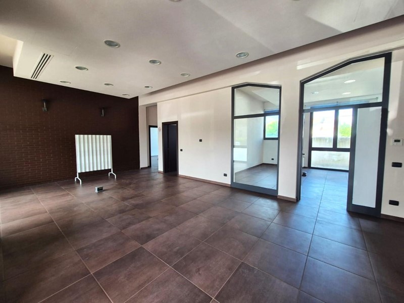 Ufficio in Affitto a Santa Croce sull'Arno, 1'000€, 139 m²