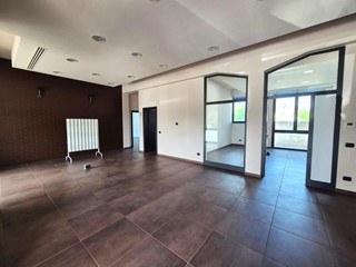 Ufficio in Affitto a Santa Croce sull'Arno, 1'000€, 139 m²
