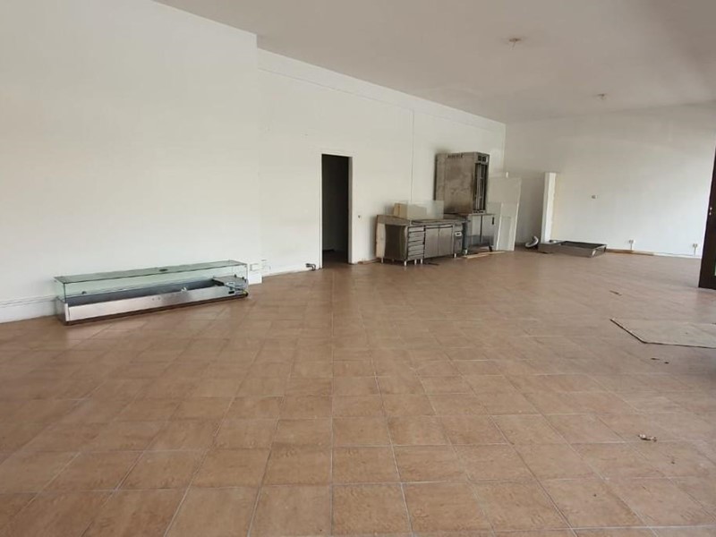 Immobile commerciale in Affitto a Capannori, zona Lunata, 2'500€, 200 m²