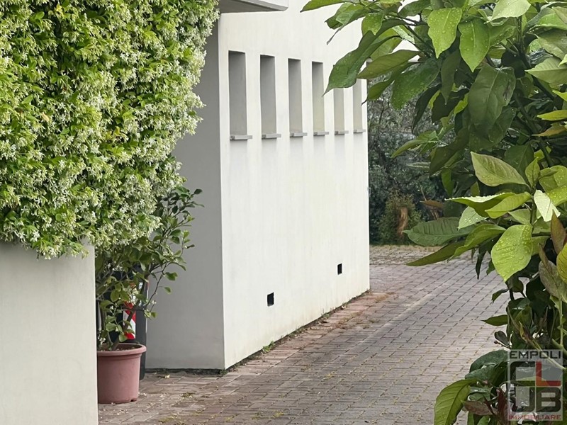 Trilocale in Vendita a Vinci, zona Vitolini, 125'000€, 250 m², con Box