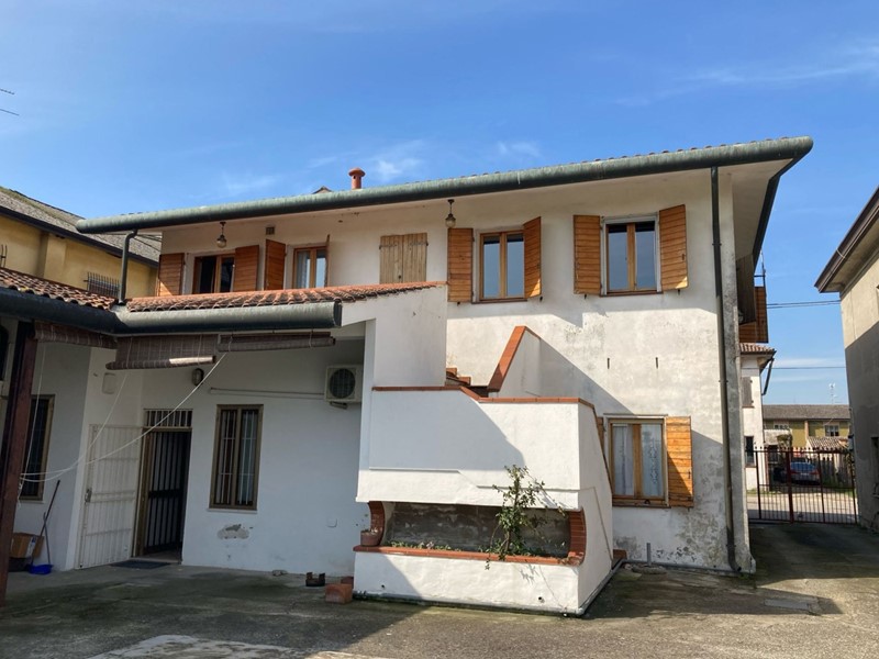 Casa Indipendente in Vendita a Villanova Marchesana, 125'000€, 400 m²