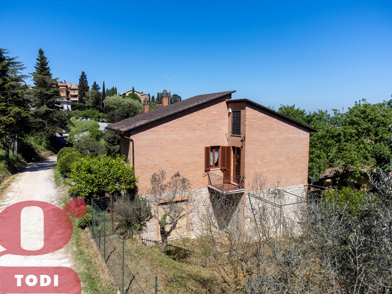 Casa Indipendente in Vendita a Todi, 250'000€, 260 m²