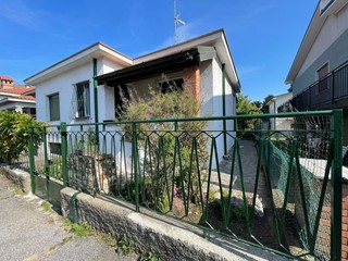 Villa bifamiliare in Vendita a Abbiategrasso, 450'000€, 280 m²