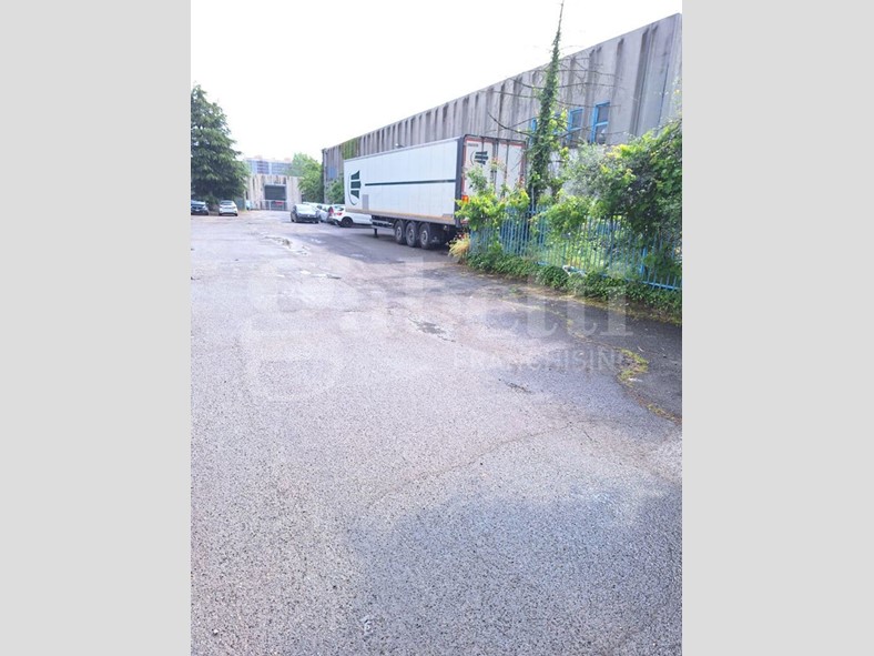 Capannone in Vendita a Zeccone, 320'000€, 330 m²