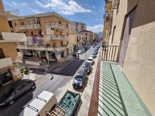 Ufficio in Affitto a Palermo, 1'250€, 150 m²