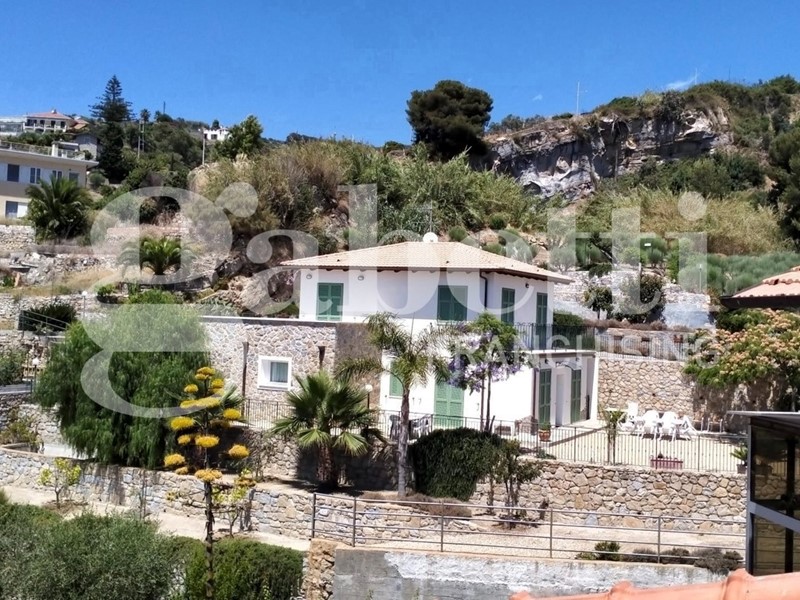 Villa in Vendita a Bordighera, 830'000€, 200 m², arredato