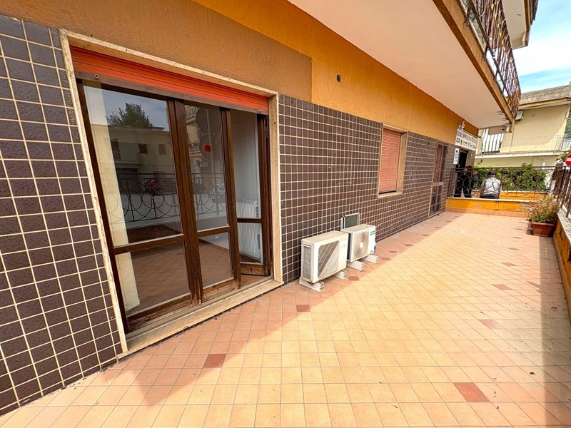 Ufficio in Vendita a Mondragone, zona Piazza Bergamo, 60'000€, 70 m²
