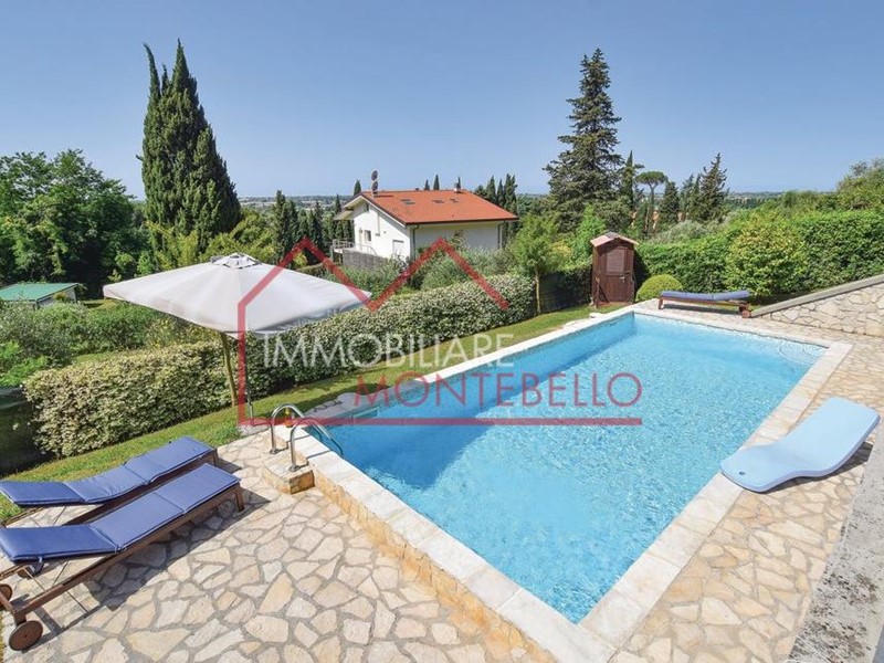 Villa in Vendita a Camaiore, 780'000&euro;, 120 m², arredato, con Box
