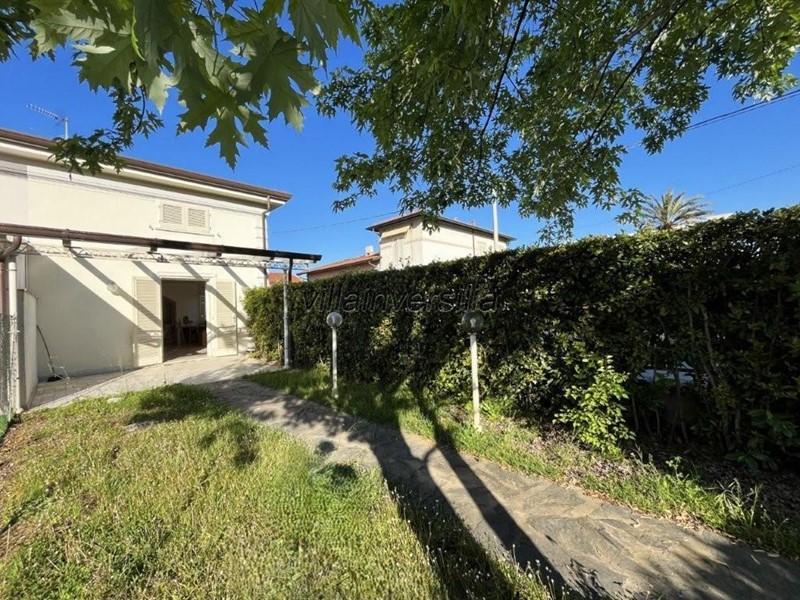 Villa bifamiliare in Vendita a Pietrasanta, zona Marina di Pietrasanta, 890'000€, 143 m², arredato