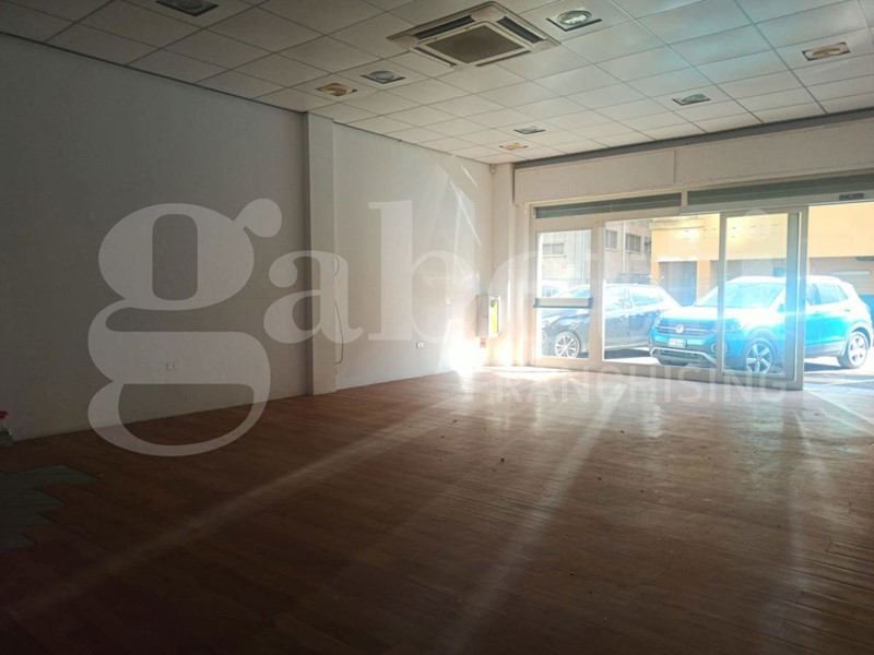 Negozio in Vendita a Oristano, 140'000€, 170 m²
