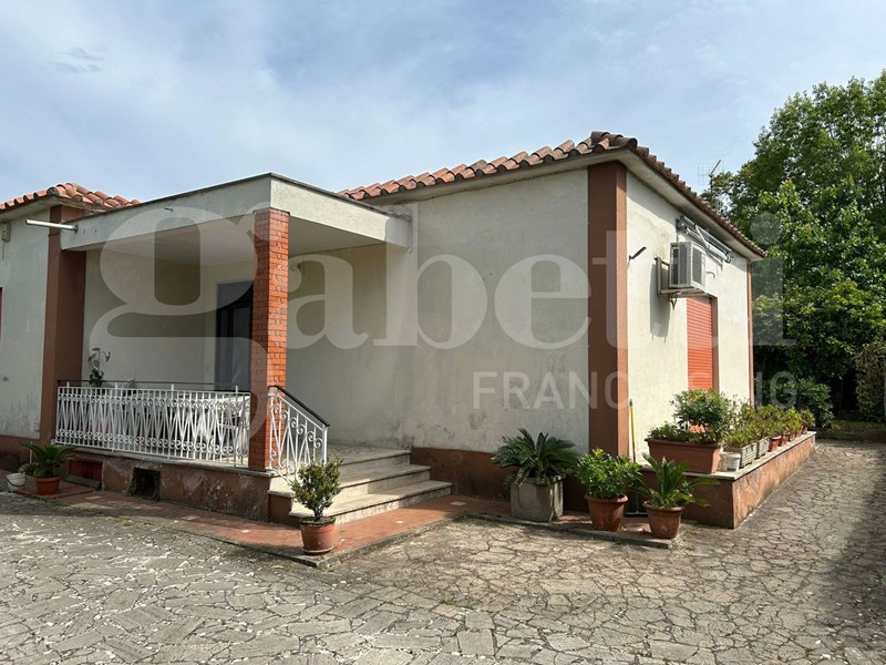Villa bifamiliare in Vendita a Terracina, 250'000€, 80 m²