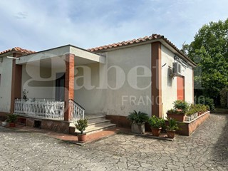 Villa bifamiliare in Vendita a Terracina, 250'000€, 80 m²