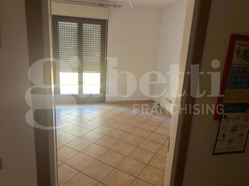 Ufficio in Affitto a Deruta, 700€, 66 m²