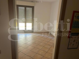 Ufficio in Affitto a Deruta, 700€, 66 m²