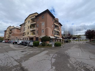 Negozio in Affitto a Deruta, 1'200€, 179 m²