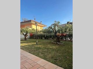 Villa bifamiliare in Vendita a Formia, 730'000€, 250 m², arredato