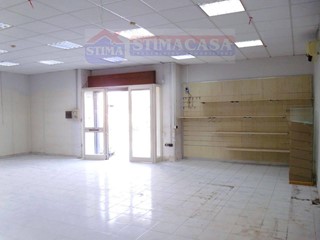 Immobile commerciale in Affitto a Casoria, 700€, 115 m²