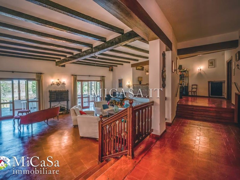 Villa in Vendita a Pisa, 640'000€, 380 m², con Box