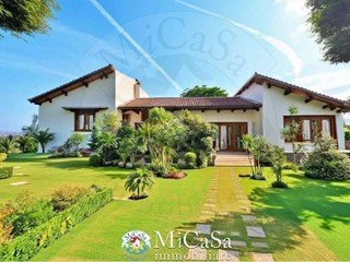Villa in Vendita a Pisa, 640'000€, 380 m², con Box