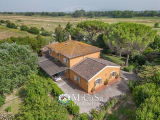 Villa in Vendita a Collesalvetti, 649'000&euro;, 537 m², arredato