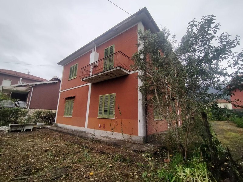 Villa bifamiliare in Vendita a Massa, 400'000&euro;, 200 m², con Box